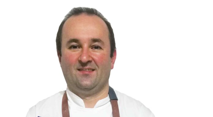 Ricardo Raimundo mostra como se faz um doce conventual