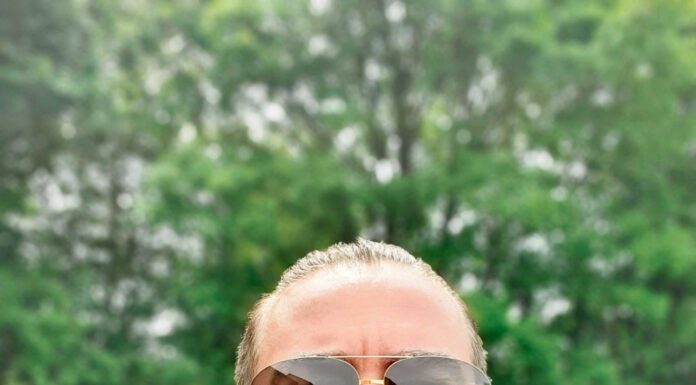 Designer de moda caldense radicado em Inglaterra desenha linha de sapatos