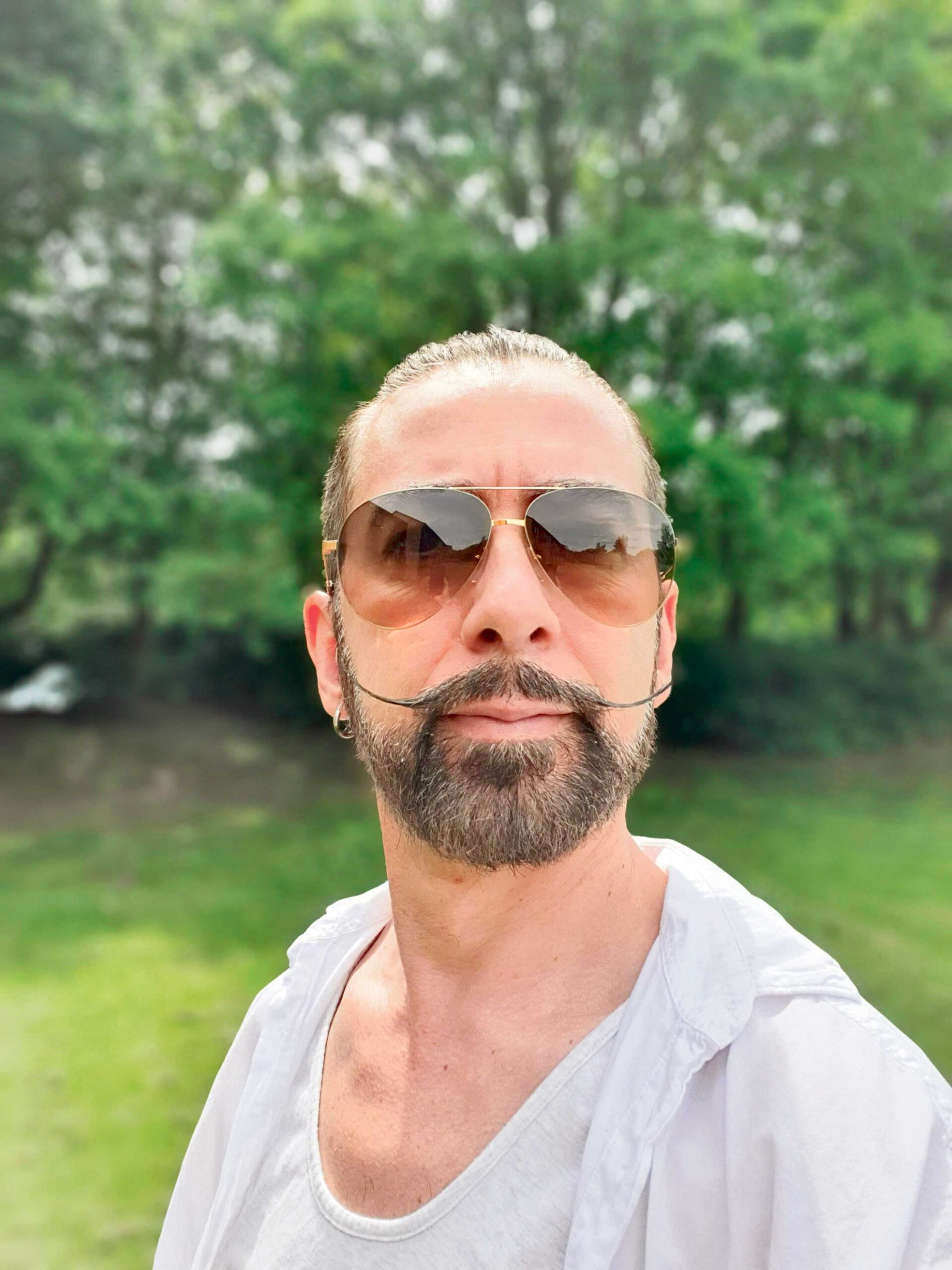 Designer de moda caldense radicado em Inglaterra desenha linha de sapatos