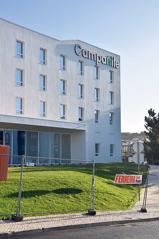 Hotel Campanile aguarda licenças para abrir portas