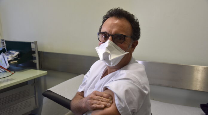 Hospital das Caldas vacina uma centena de profissionais no primeiro dia