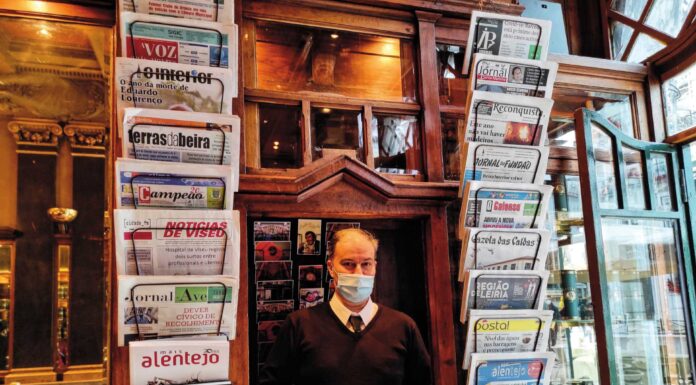 Sai um café e uma Gazeta para a mesa do canto