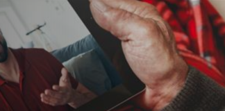 Lares da região recebem tablets do Santander