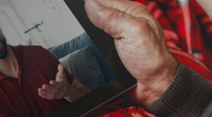 Lares da região recebem tablets do Santander