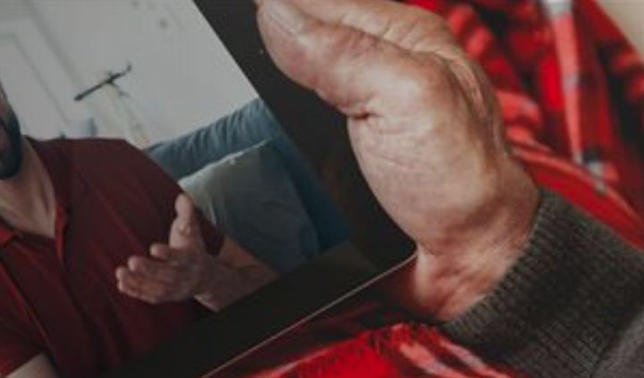 Lares da região recebem tablets do Santander