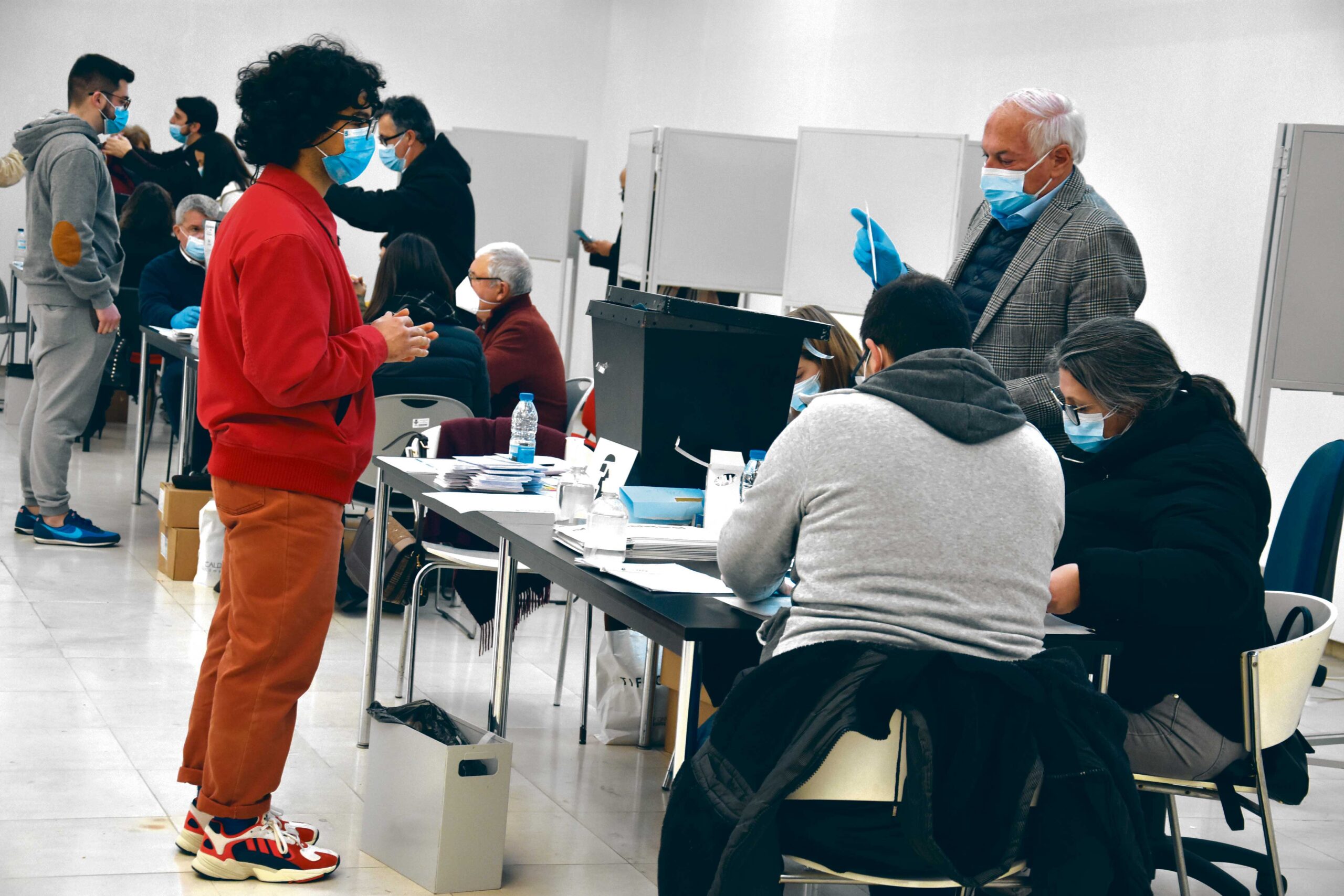 Eleitores dispõem de mais mesas  e precisam de caneta para votar  nas eleições Presidenciais