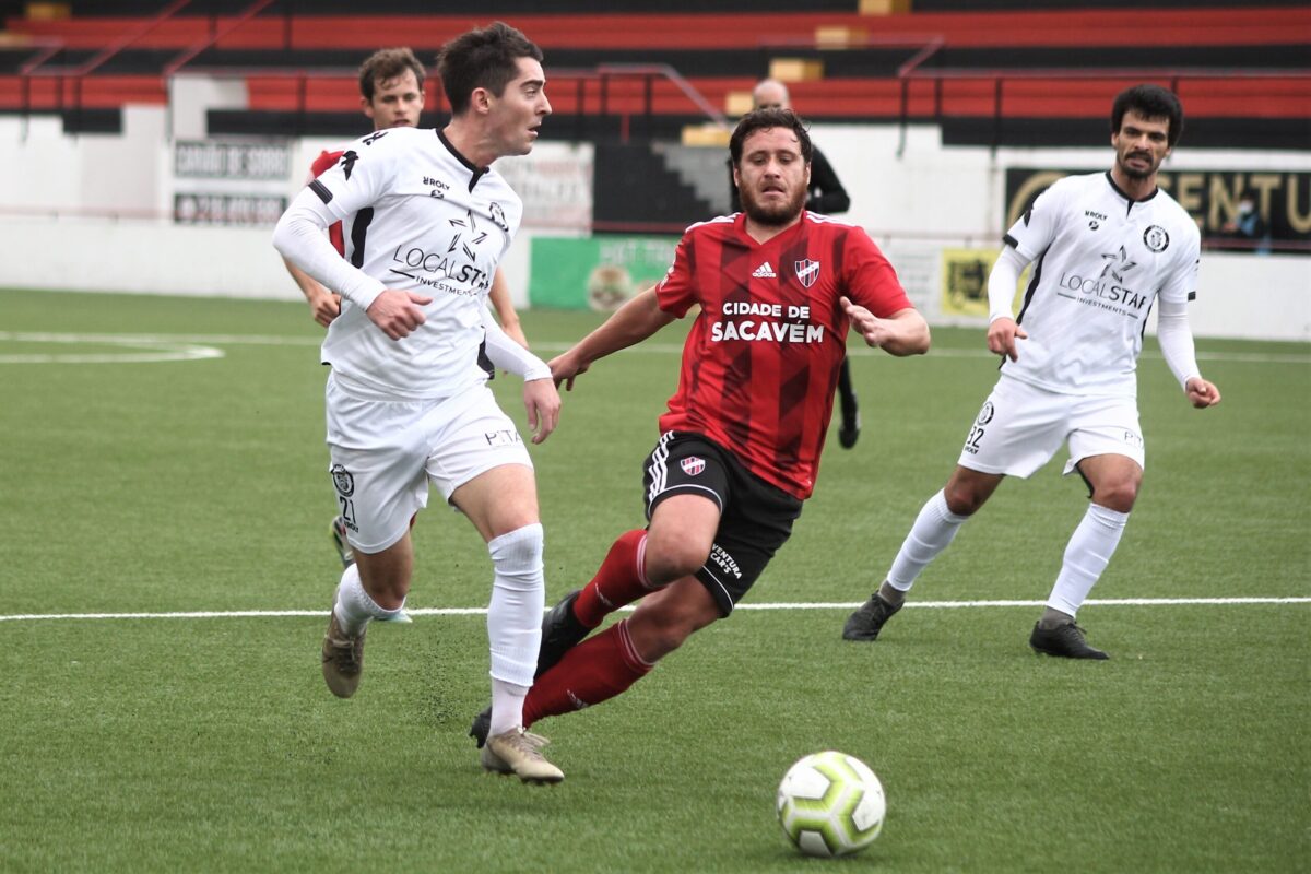 Caldas vence em Sacavém com golaço de Farinha