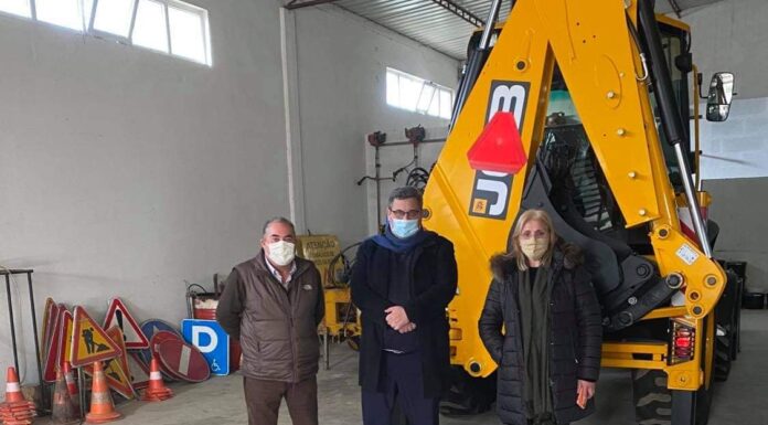 Câmara de Alcobaça entrega retroescavadora a associação de freguesias
