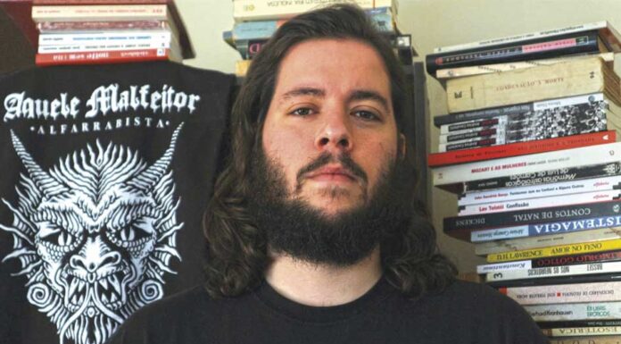 Aquele Malfeitor é um alfarrabista que se dedica à venda dos livros online