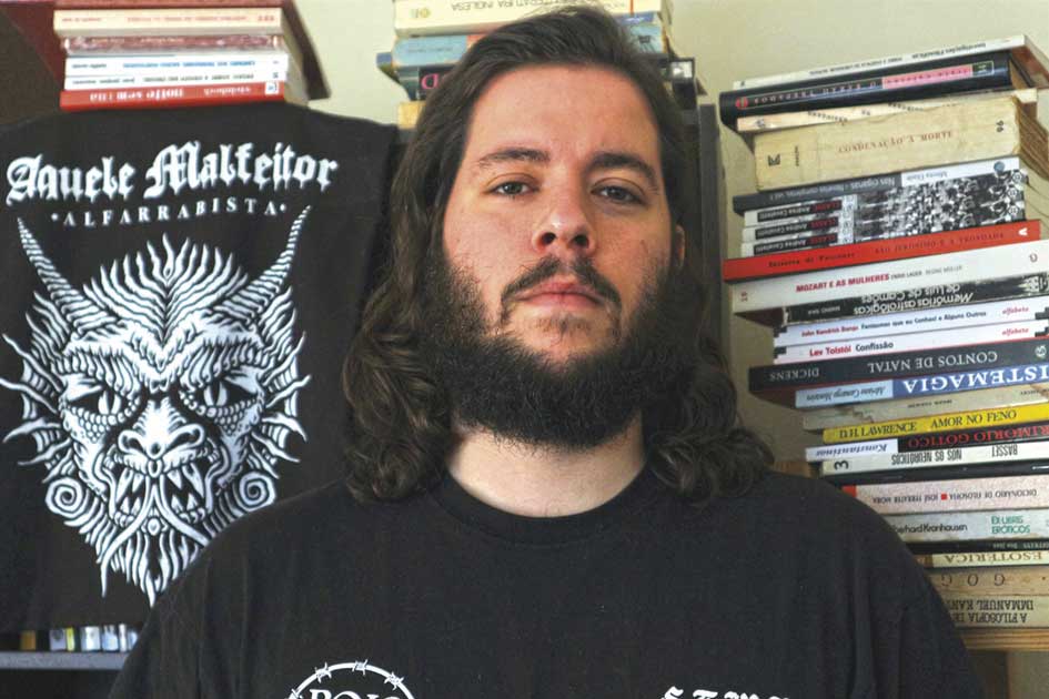 Aquele Malfeitor é um alfarrabista que se dedica à venda dos livros online