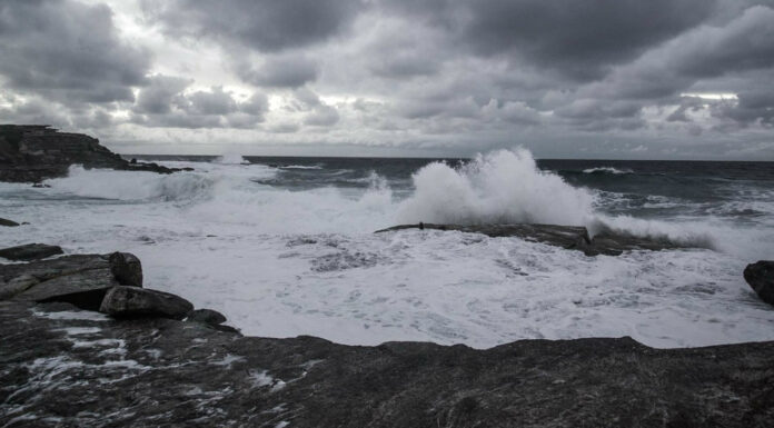 Autoridade Marítima e Marinha alertam para agravamento da agitação marítima na costa Oeste