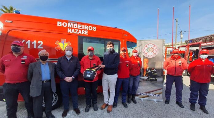 Desfibrilhador automático oferecido aos Bombeiros da Nazaré