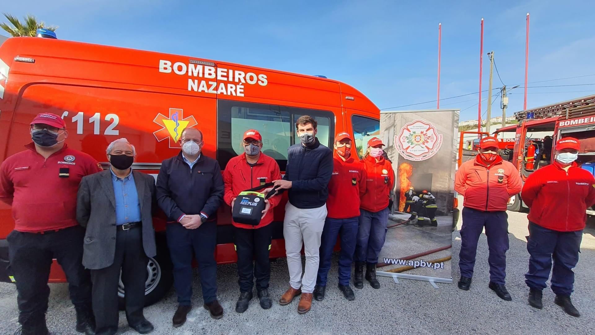Desfibrilhador automático oferecido aos Bombeiros da Nazaré