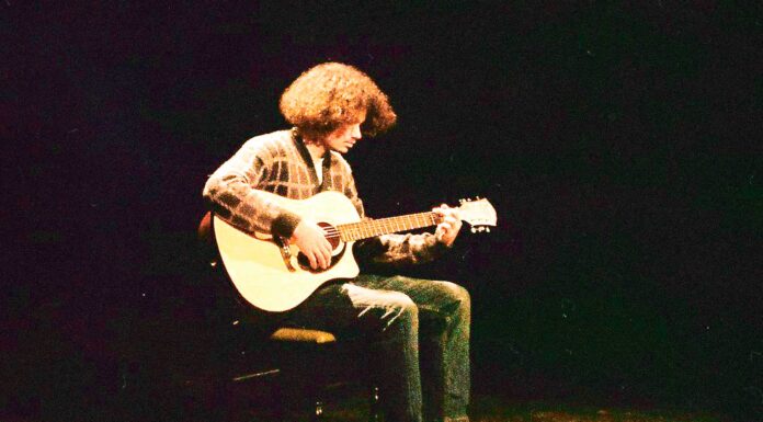 Cantor e baterista da Nazaré lança-se a solo