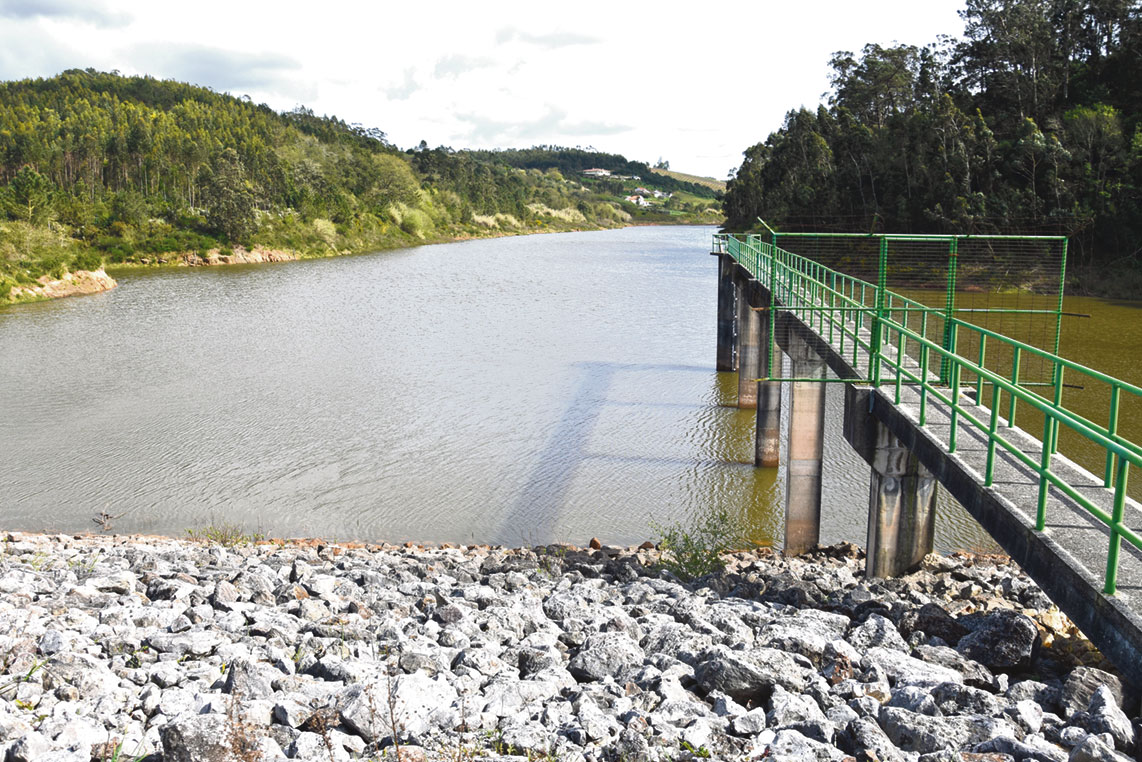 Obras na barragem de Alvorninha estão previstas arrancar este mês