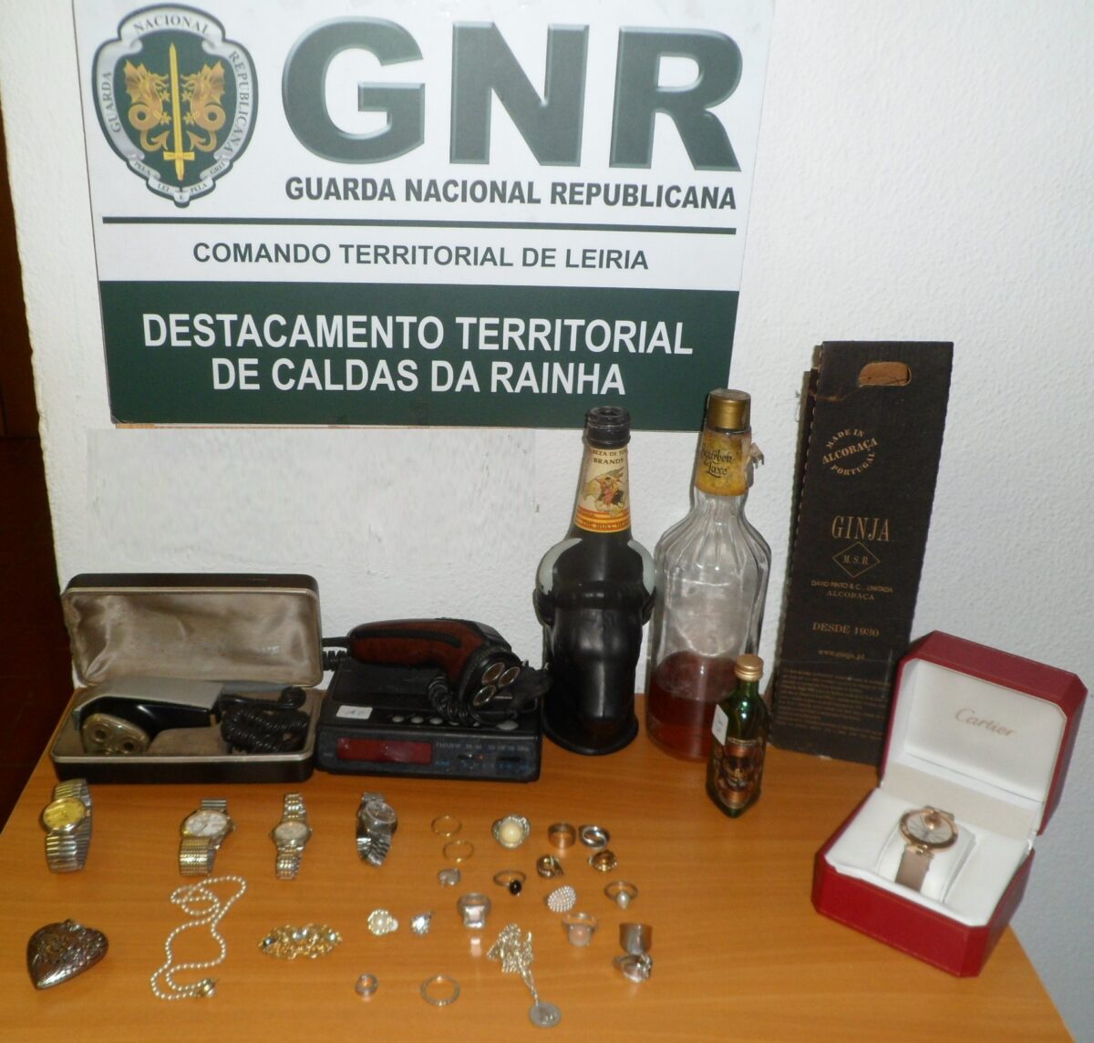 Três identificados por furto em residência em Alcobaça