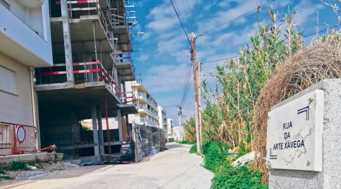 Prédio na via pública causa polémica na Nazaré