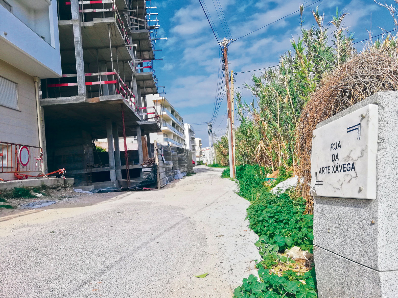 Prédio na via pública causa polémica  na Nazaré