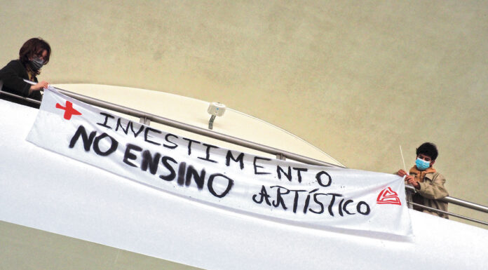 Estudantes da ESAD protestam pelo fim das propinas