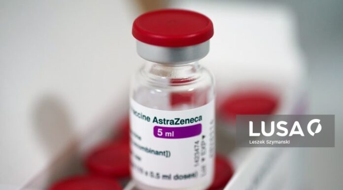 Infarmed emite circular com alertas sobre vacina da AstraZeneca, mas reitera benefícios
