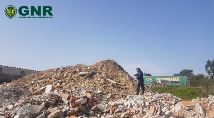 GNR deteta terreno na Serra D’El Rei que servia para depositar resíduos de construção e demolição