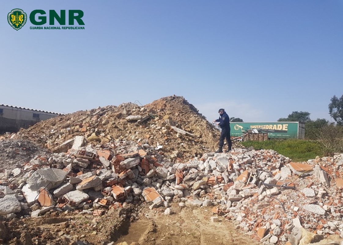 GNR deteta terreno na Serra D’El Rei que servia para depositar resíduos de construção e demolição