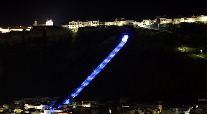 Ascensor da Nazaré associa-se à campanha do Laço Azul