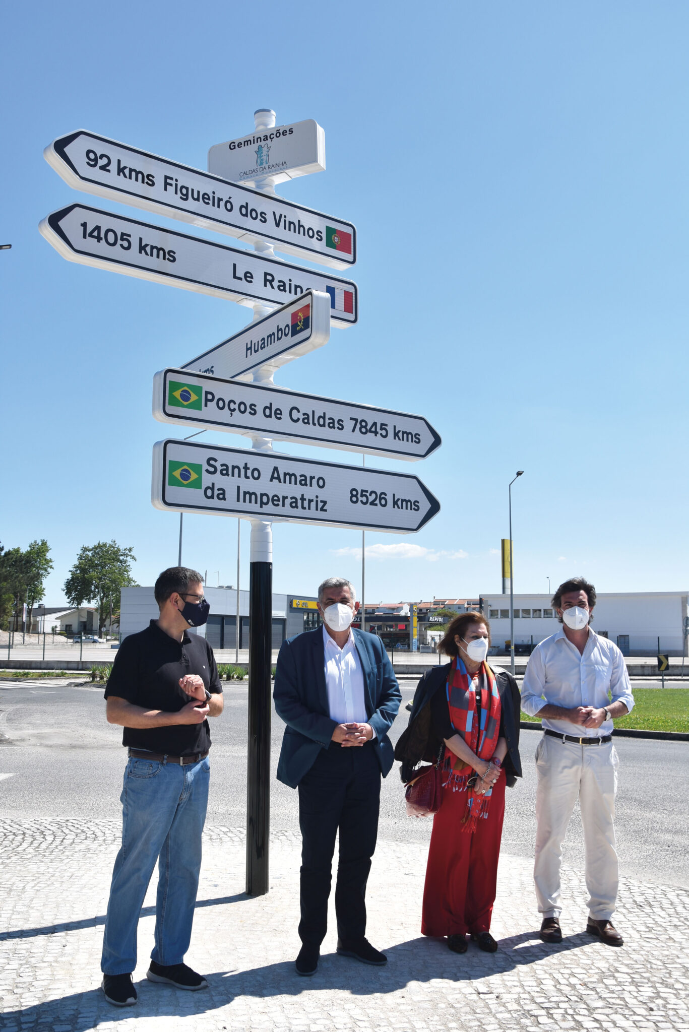 Geminações caldenses identificadas com totem no complexo desportivo