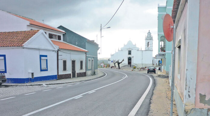 Obra de calcetamento em Alfeizerão aguardada há anos