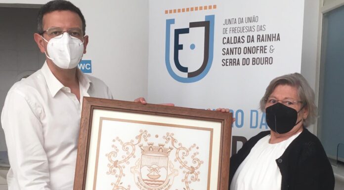 Associação Bordado das Caldas entrega quadro a junta