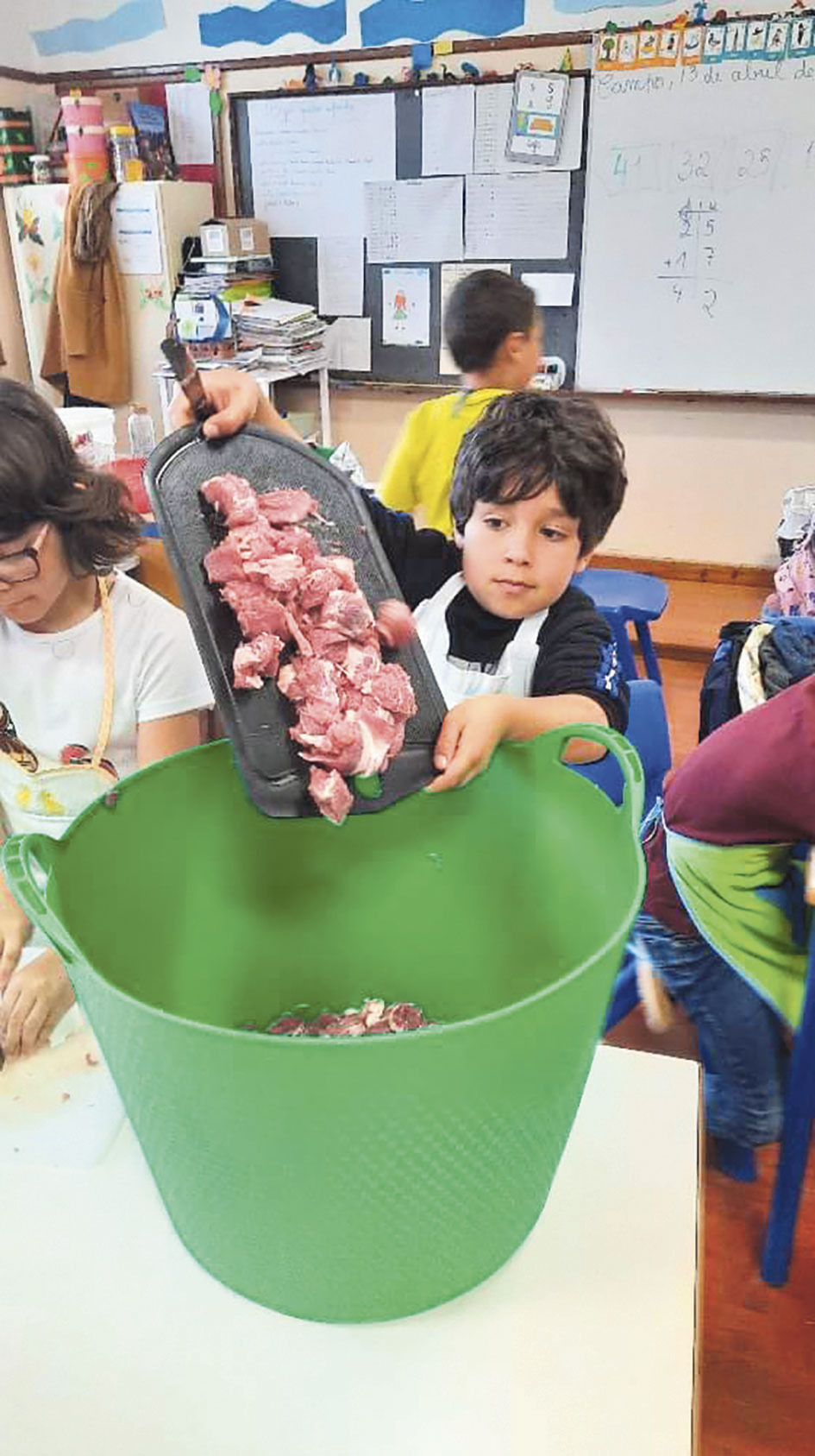 Alunos da Escola Básica do Campo aprenderam a preparar chouriços