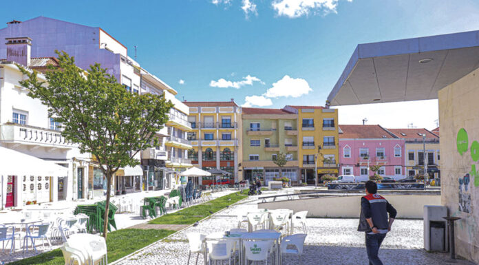 Homem de 26 anos detido por agredir polícia na Praça 5 de Outubro