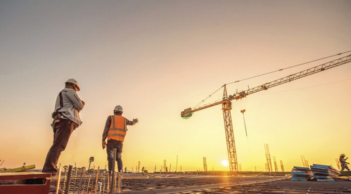 Há escassez de profissionais, mas empresas contratam