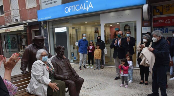 Estátua de Bordalo inaugurada na Rua das Montras