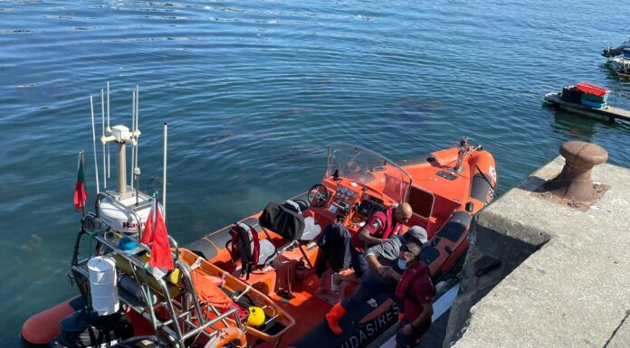 Pescador resgatado ao largo da Nazaré