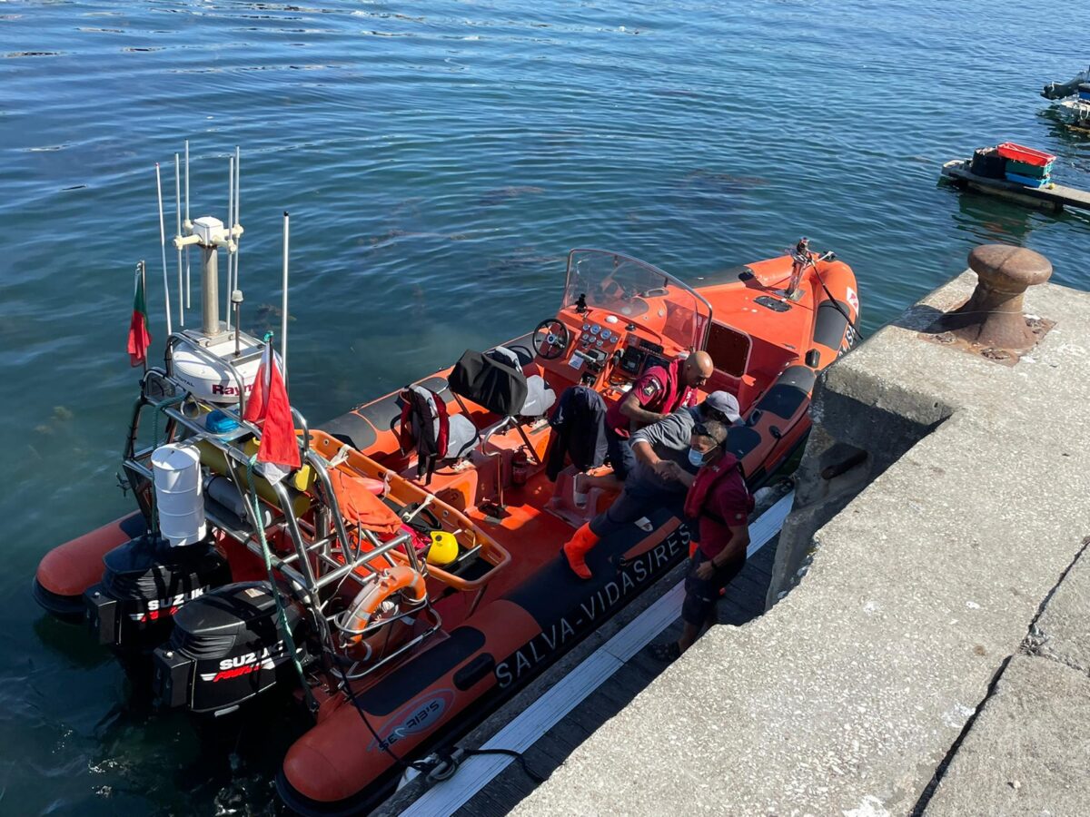 Pescador resgatado ao largo da Nazaré