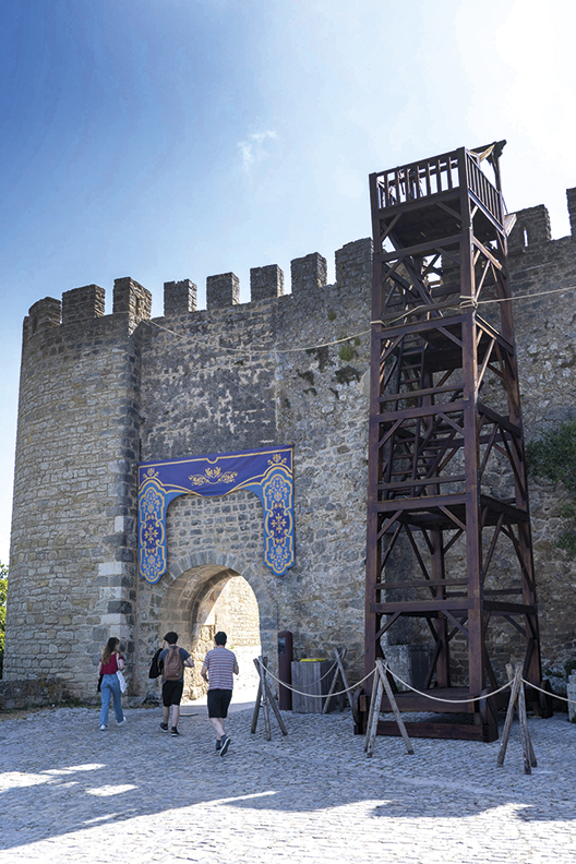 Réplica de torre de assalto pode ser visitada em Óbidos