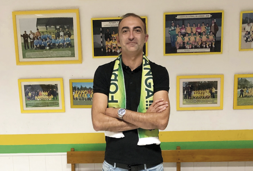 Futebol: Técnico  Hélio Santos dirige  CD Caranguejeira