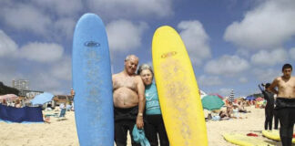 Nazaré: Universidade Sénior assinala Dia dos Avós com aula de surf