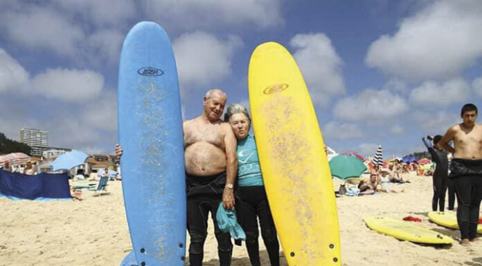 Nazaré: Universidade Sénior assinala Dia dos Avós com aula de surf