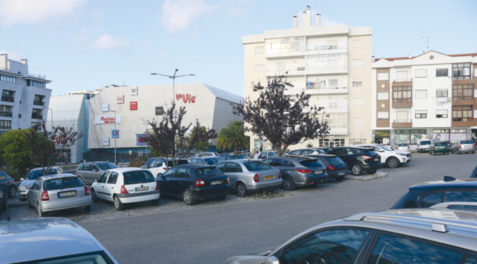 Roubos, prostituição e droga no estacionamento entre o centro comercial e o cemitério