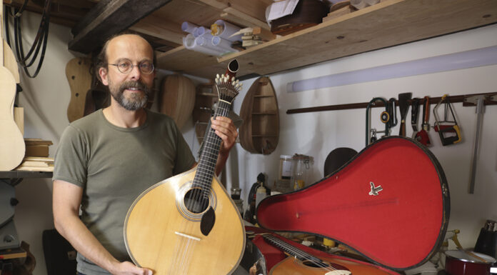 Duas guitarras de Carlos Paredes recuperadas nas Caldas