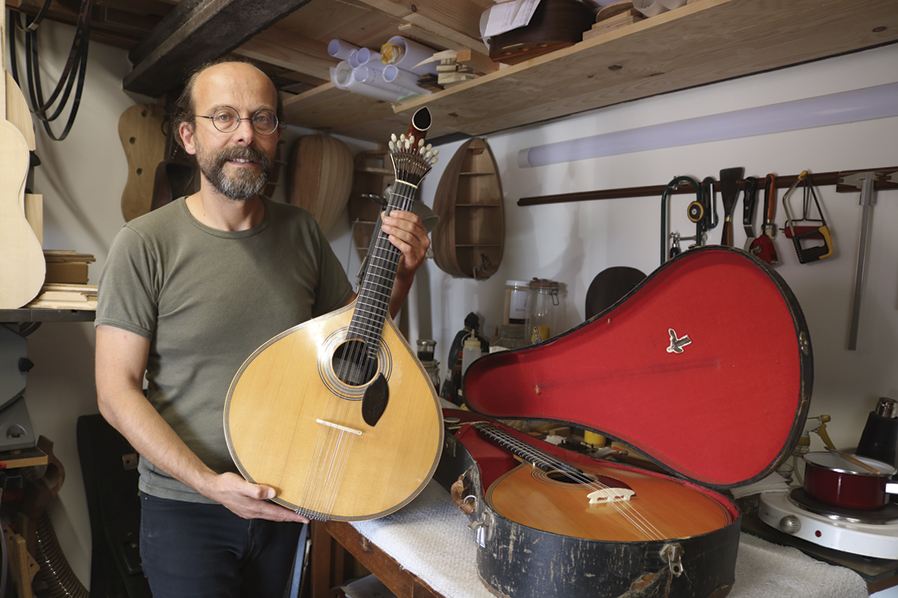 Duas guitarras de Carlos Paredes recuperadas nas Caldas