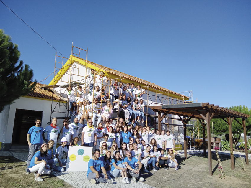 Mais de 80 voluntários recuperam centro de convívio da Areirinha