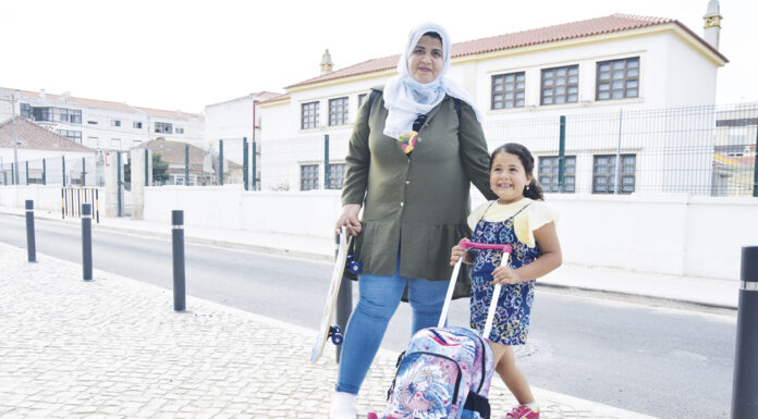 Menina refugiada vai frequentar o primeiro ano do ensino básico na escola do Bairro da Ponte
