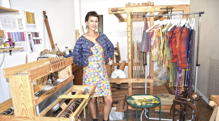 Alice Aranha tece as suas roupas nas Caldas