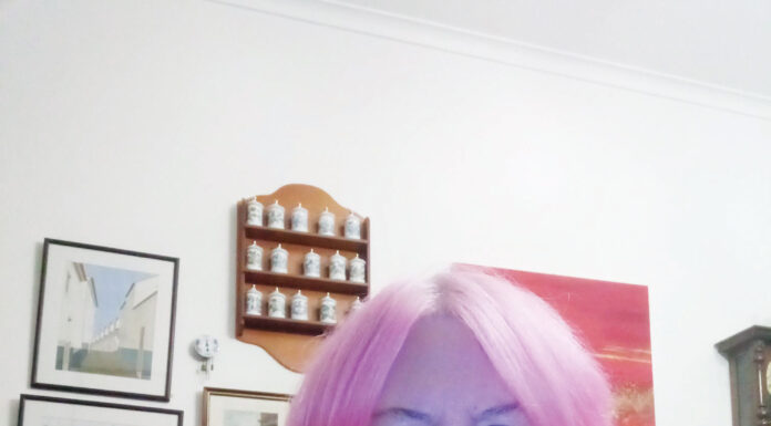 Autora caldense explica albinismo às crianças