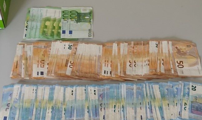 Mulher de 18 anos furtou mais de 11 mil euros num estabelecimento em Alcobaça