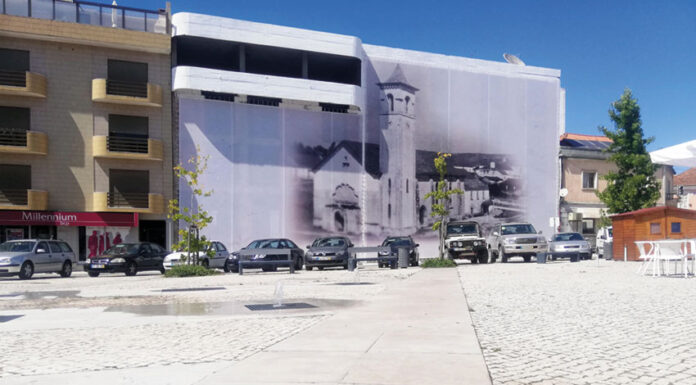 Lona cobre prédio devoluto na Benedita