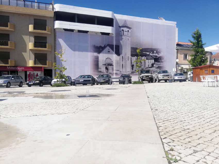 Lona cobre prédio devoluto na Benedita